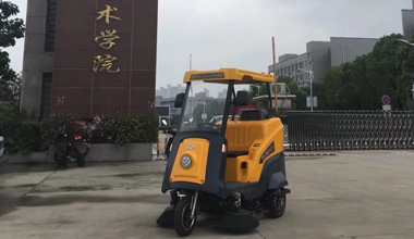 C170駕駛式掃地車服務于安徽職業(yè)技術學院